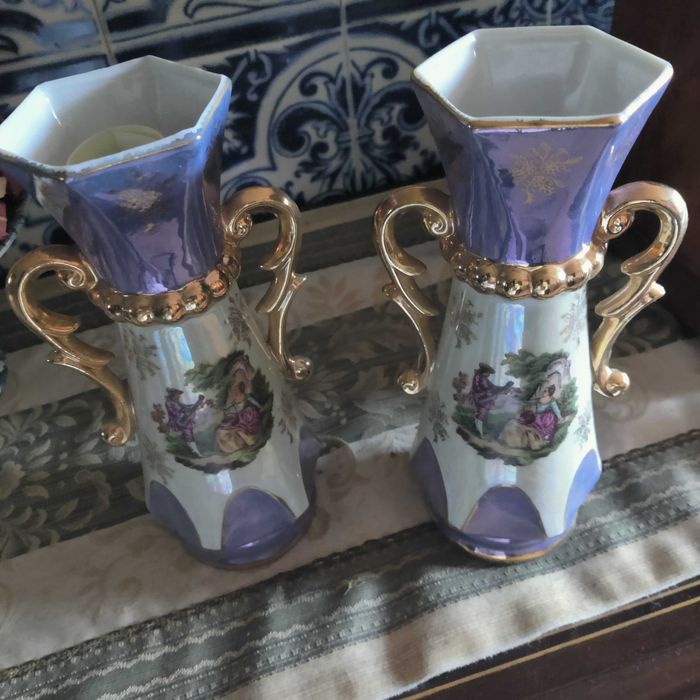 Jarras sextavadas  com cenas romanticas e bastantes fio dourado