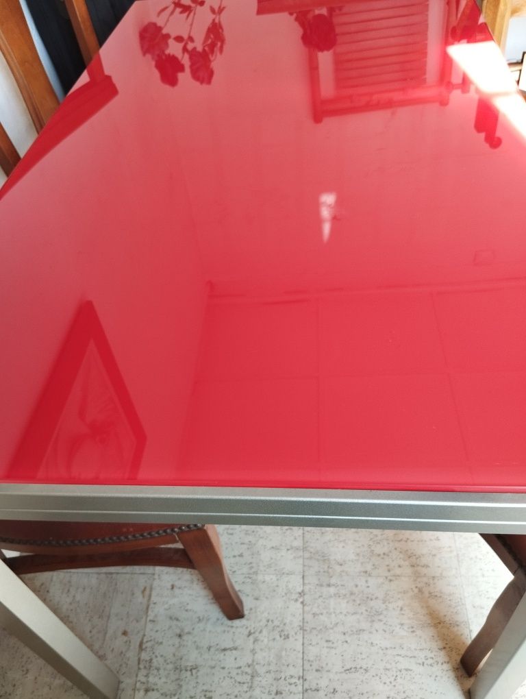 Mesa extensível em vidro vermelha