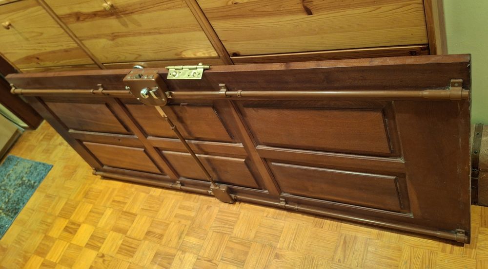 Porta madeira maciça c/ fechadura e tranncas