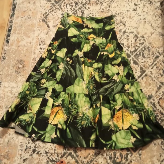 Zielona spódnica z falbanami