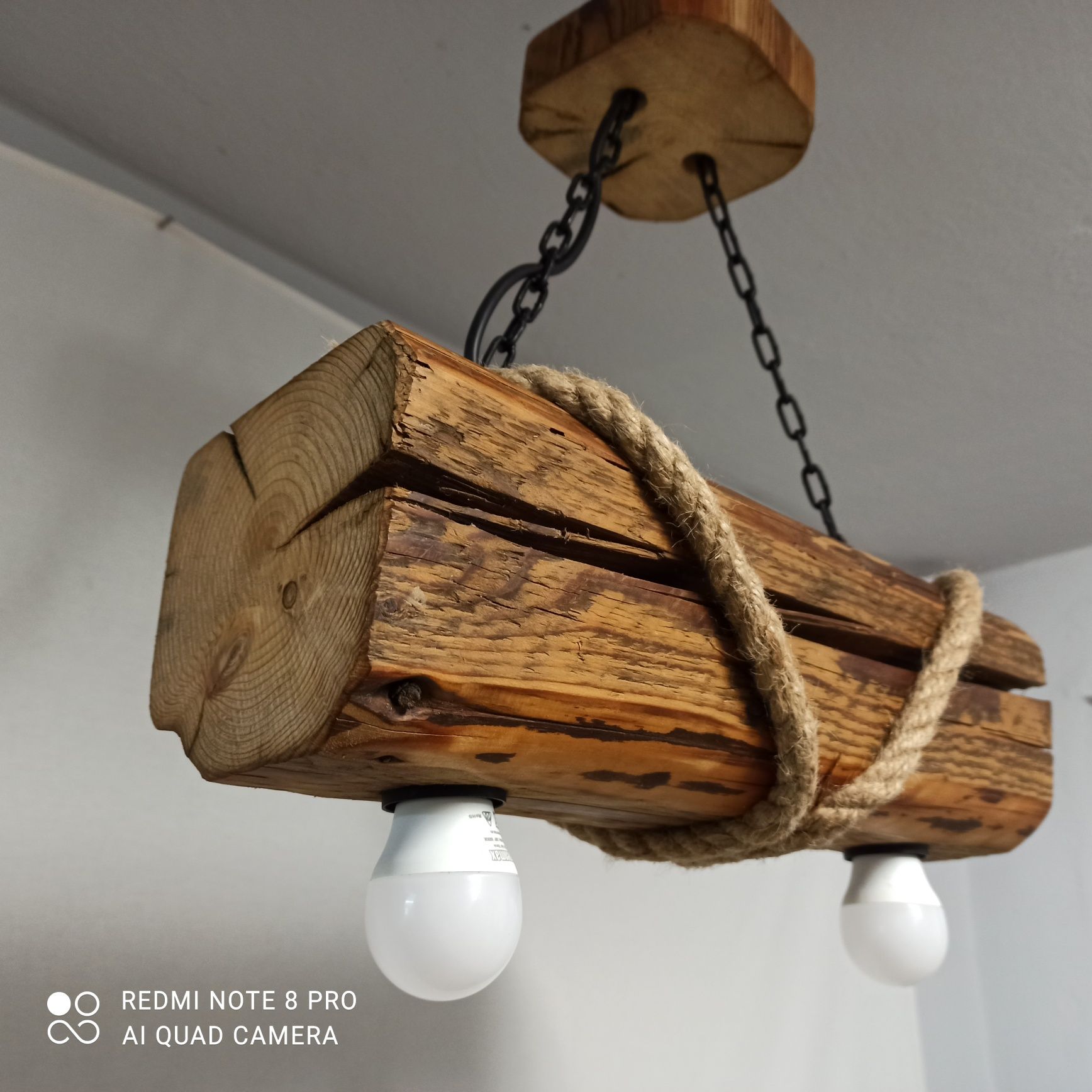 Lampa ze starej belki w stylu rustykalnym vintage loft