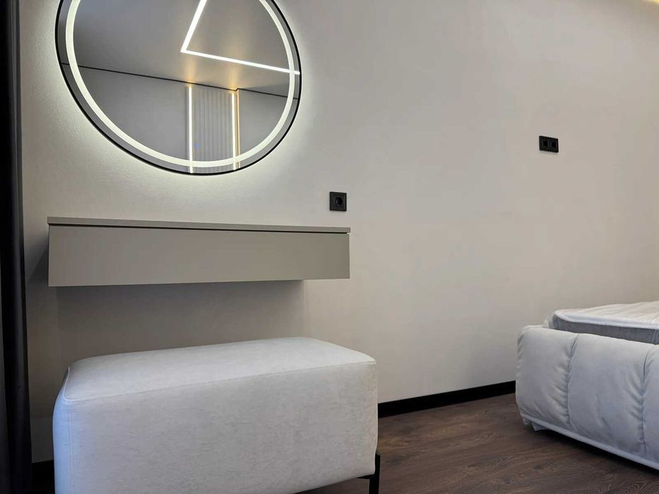 Сучасна двокімнатна в центрі