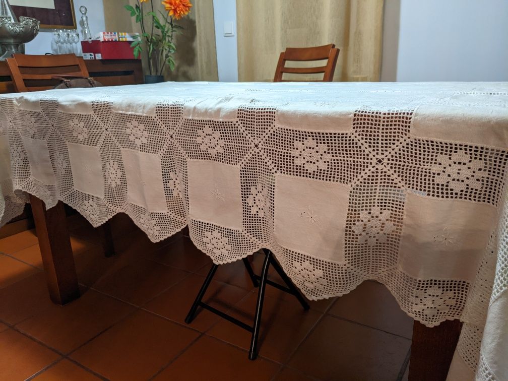 Toalha em em renda e linho bordado 235cmx140cm