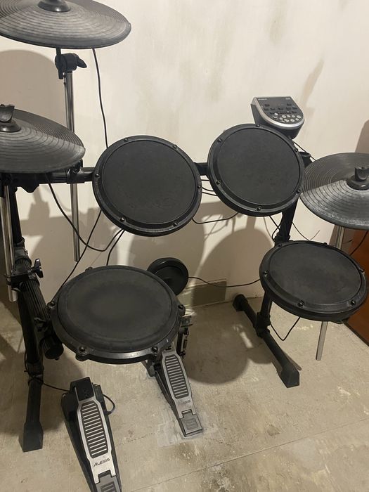 Електронні барабани Alesis DM6