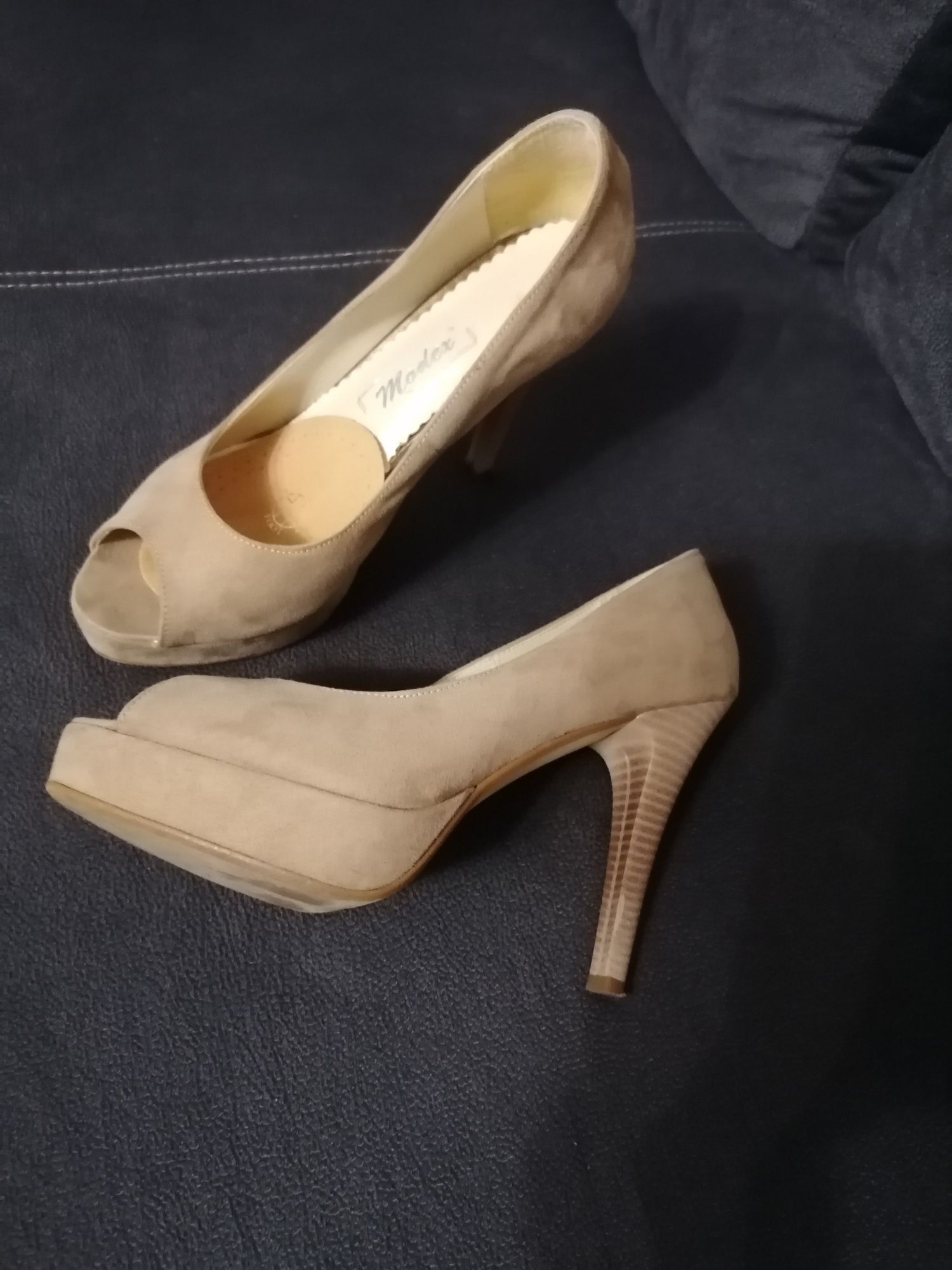 Sprzedam eleganckie buty . Beżowe rozmiar 39