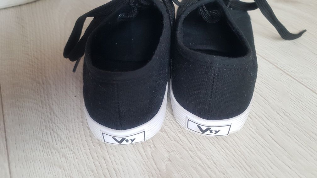 Buty firmy Vty z Deichmann trampki tenisówki r. 33 czarne białe