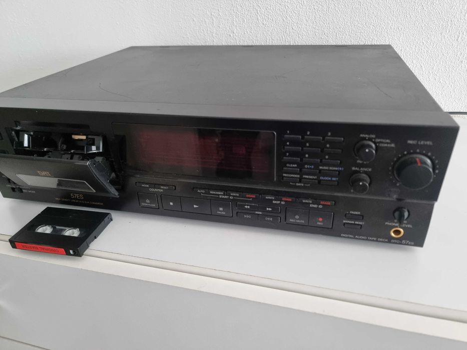Magnetofon Deck Sony DTC 57 ES