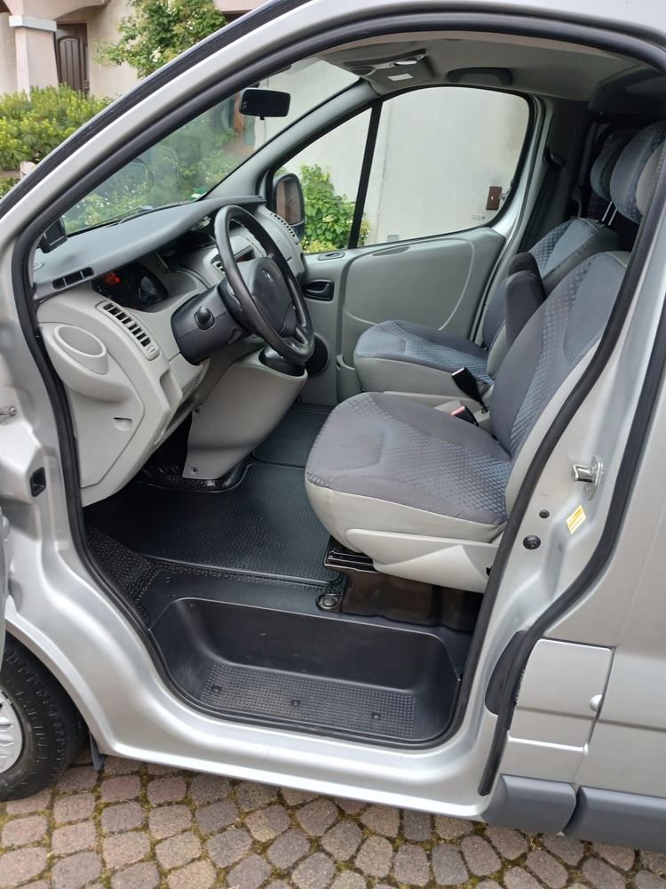 Renault Trafic przeznaczony dla przewozu niepełnosprawnych.