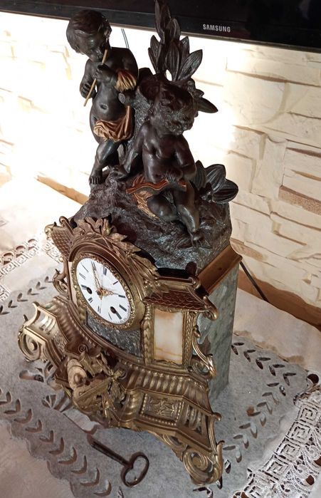 antyczny kominkowy zegar