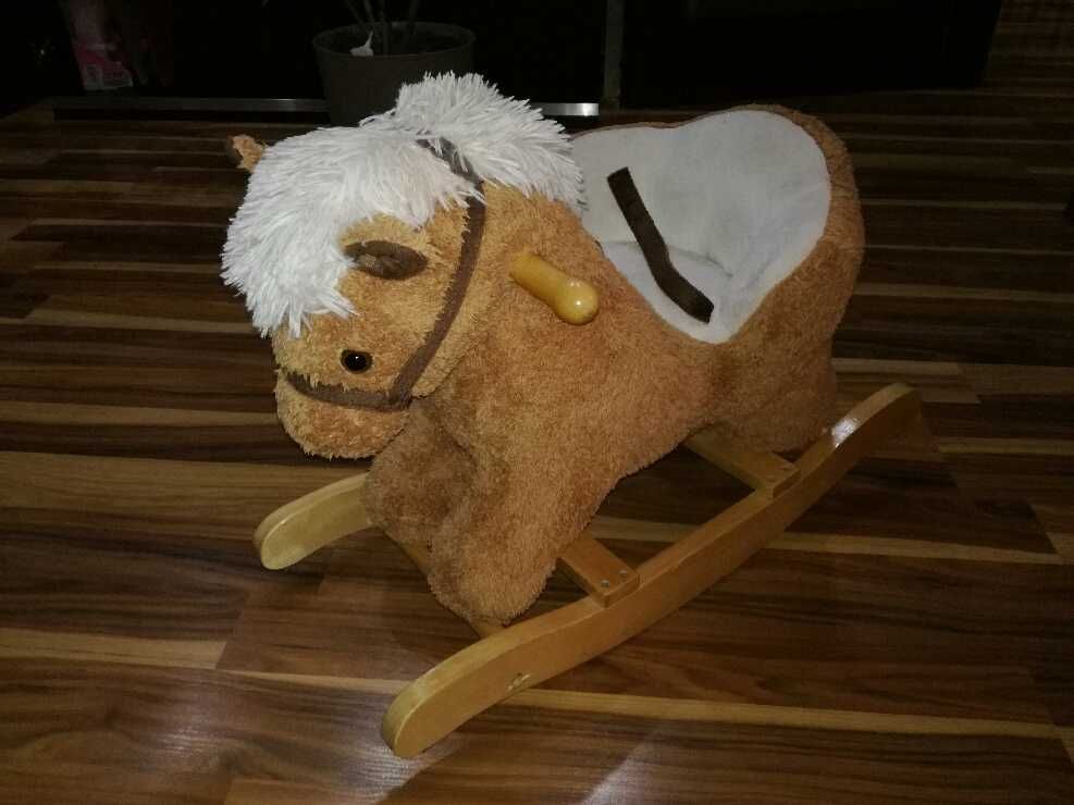 Koń na biegunach z dźwiękiem
