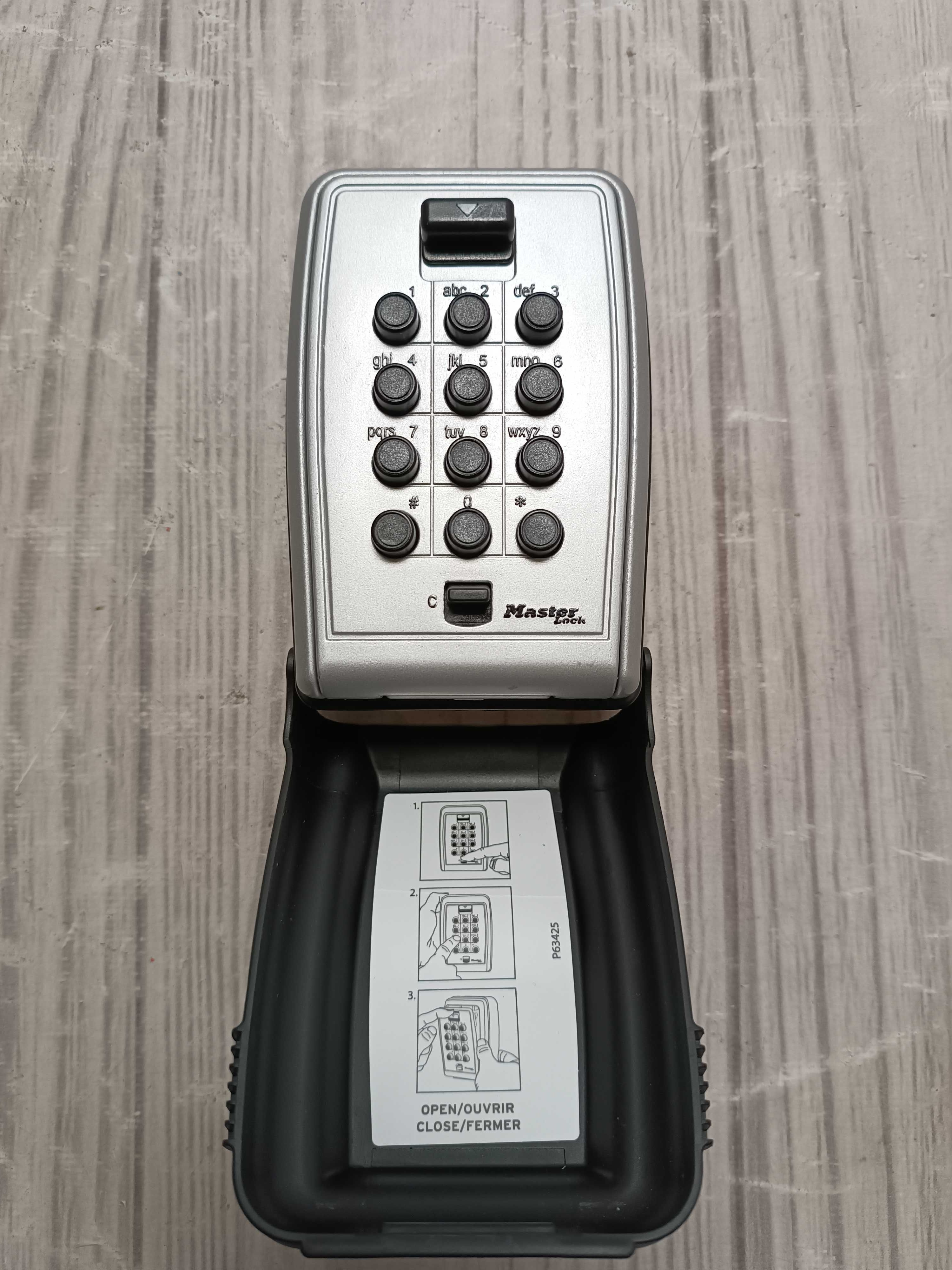 Master Lock кодовий сейф-ключниця  11,7 x 7,9 x 5,2 см