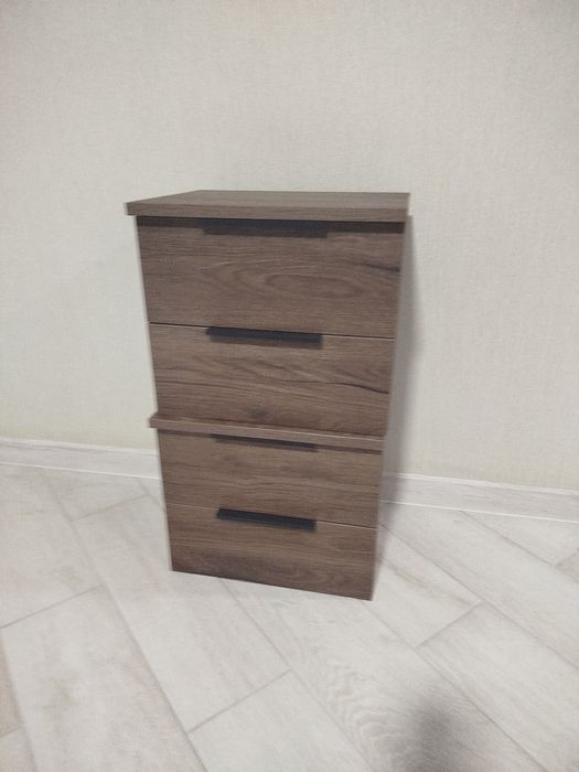 Прикроватні тумбочки