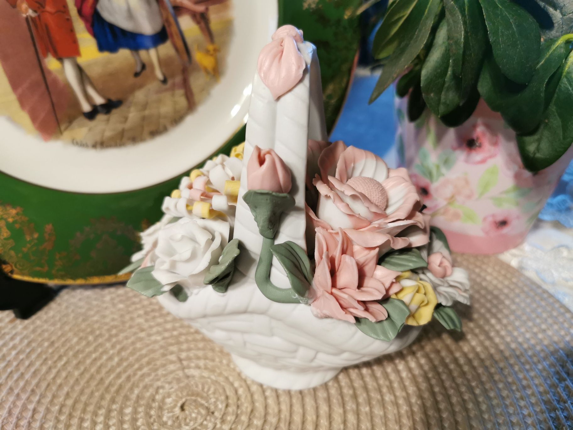 Porcelanowy koszyczek kwiaty