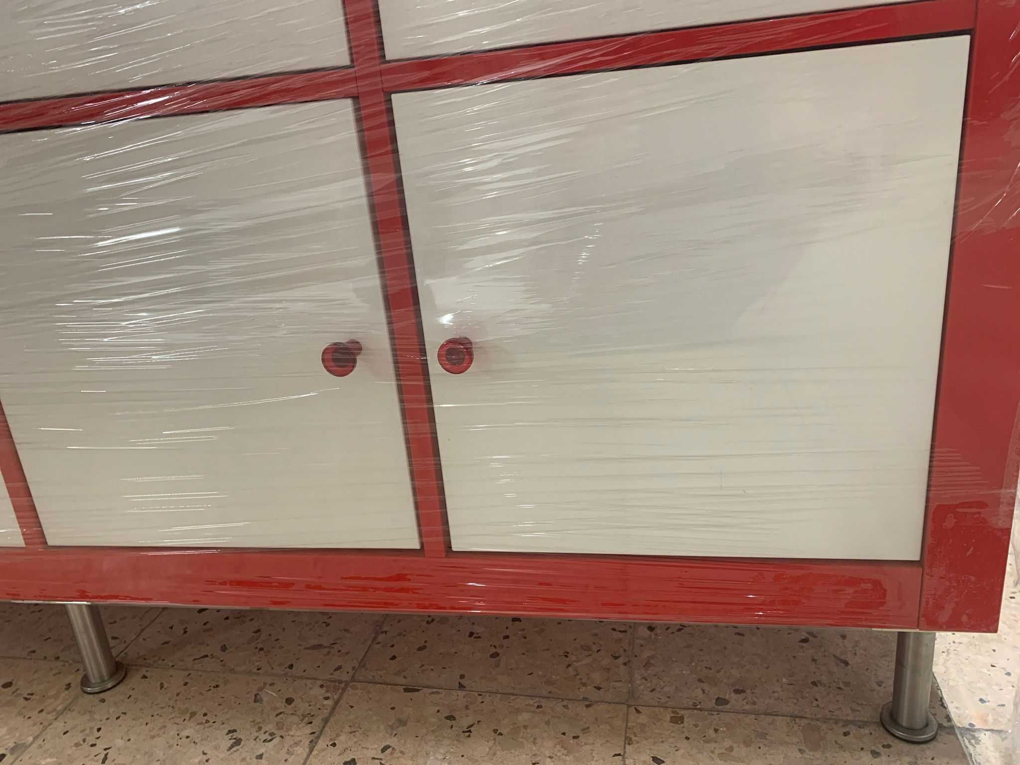 Móvel Ikea  vermelho e branco