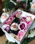 Pakowanie prezentów flowerbox ze sztucznymi kwiatami dla MAMY