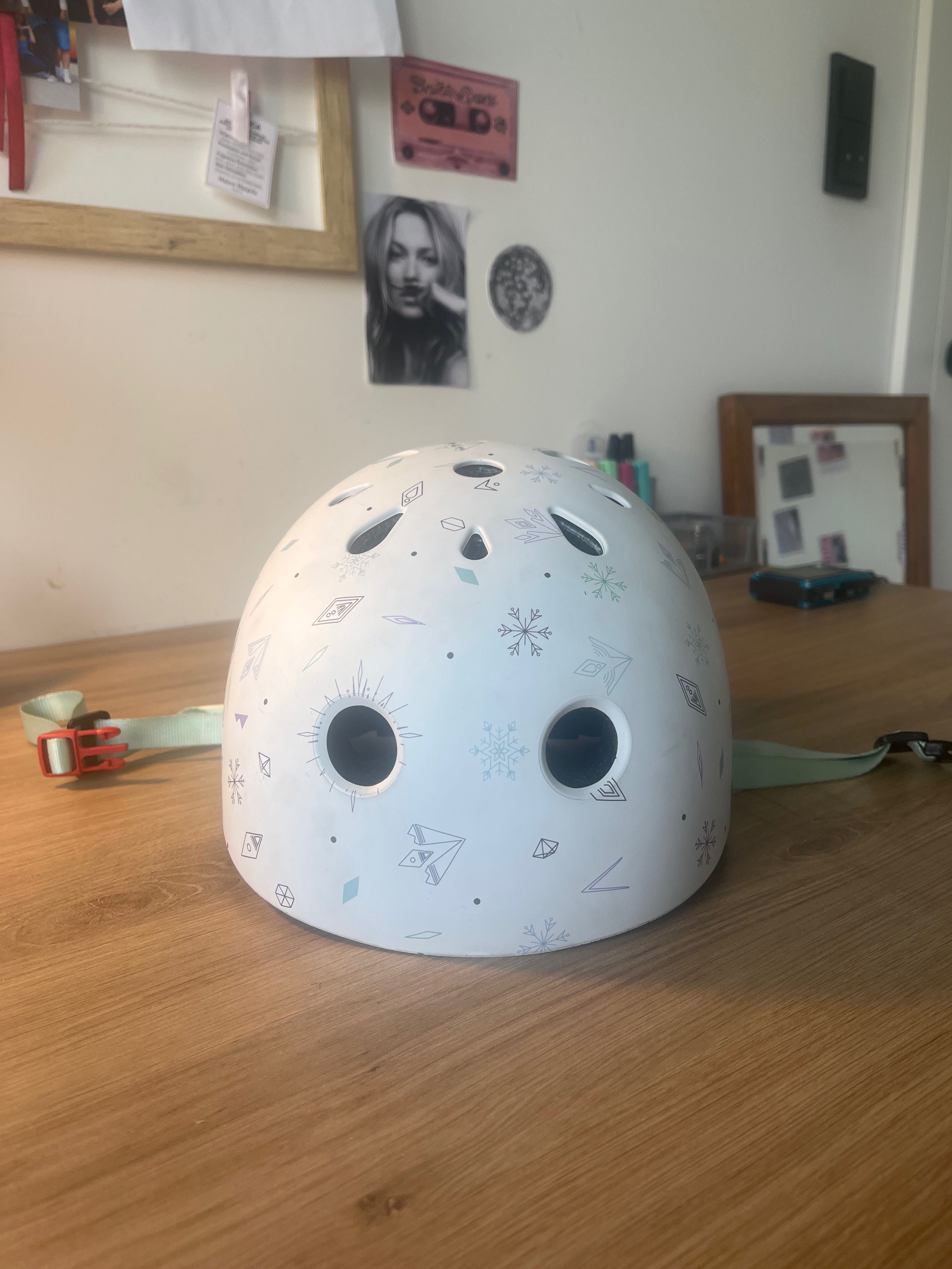 Kask dziecięcy - motyw krainy lodu