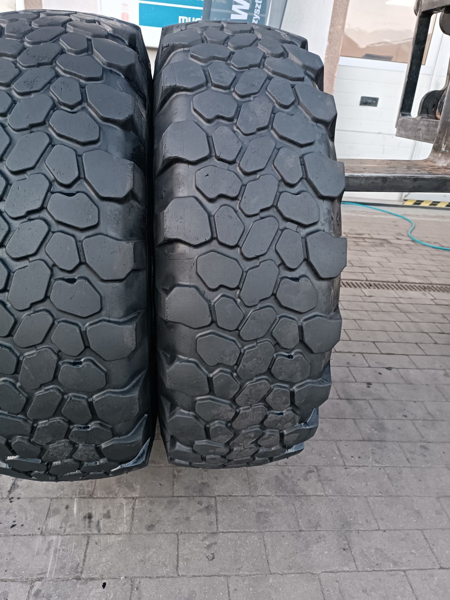 335/80R20 Continental MPT 81