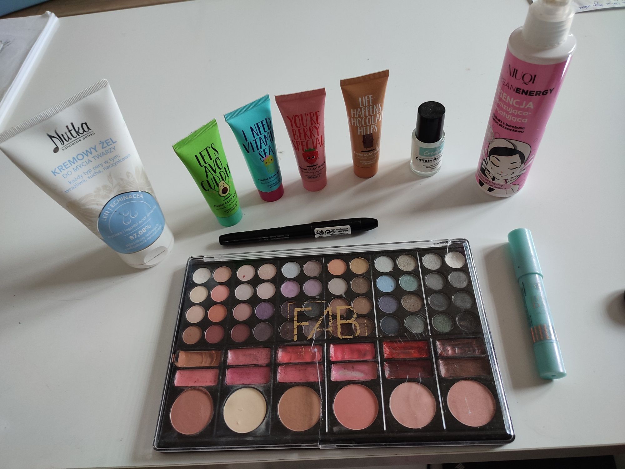 Paleta cieni do powiek rozświetlacz
