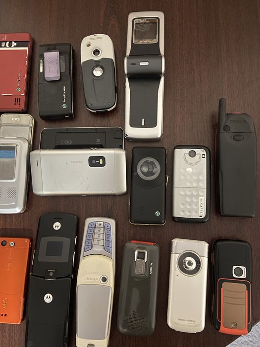 Лот разных мобильных телефонов