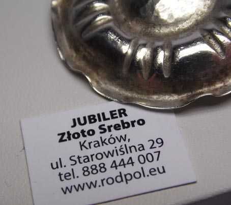 Antyczna srebrna broszka wypukłe ozdoby.