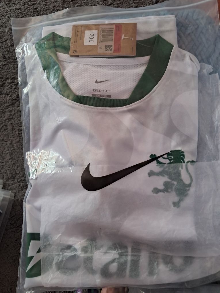 Várias  t shirt de clubes  Vários tamanhos  tenho retrô