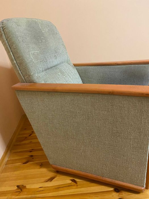 Dwa fotele z solidnej  zielonej tkaniny z drewnianymi podłokietnikami