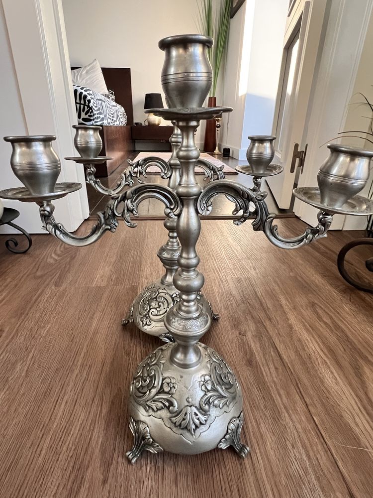 Lindo par castiçais estanho.Tres velas.