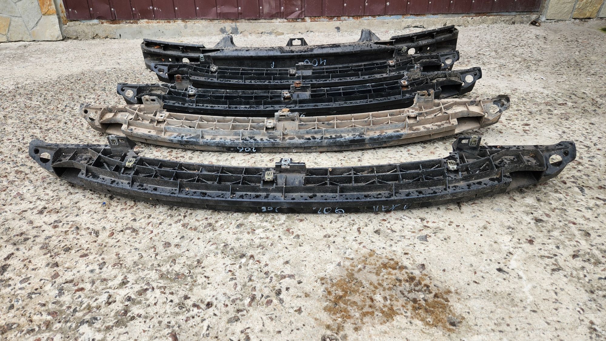 Підсилювач Усилитель переднього бампера пежо Peugeot 206 406 307