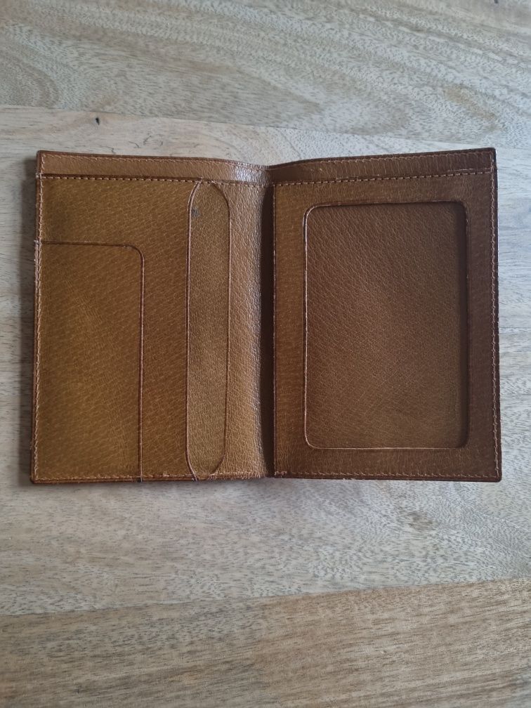 Brązowy skórzany portfel