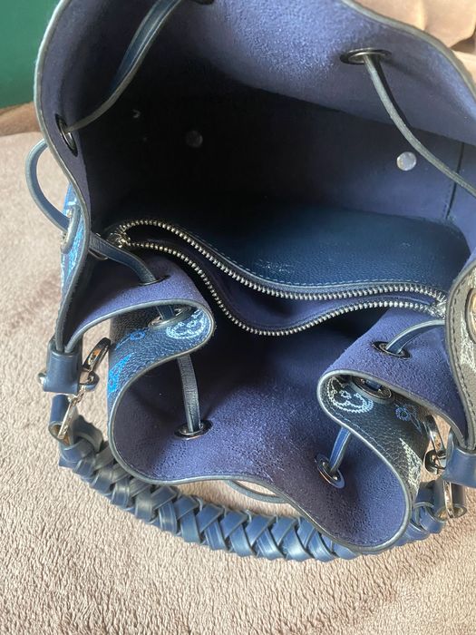 Torebka skórzana granatowa do ręki odpinaną rączka wzory ściągacz