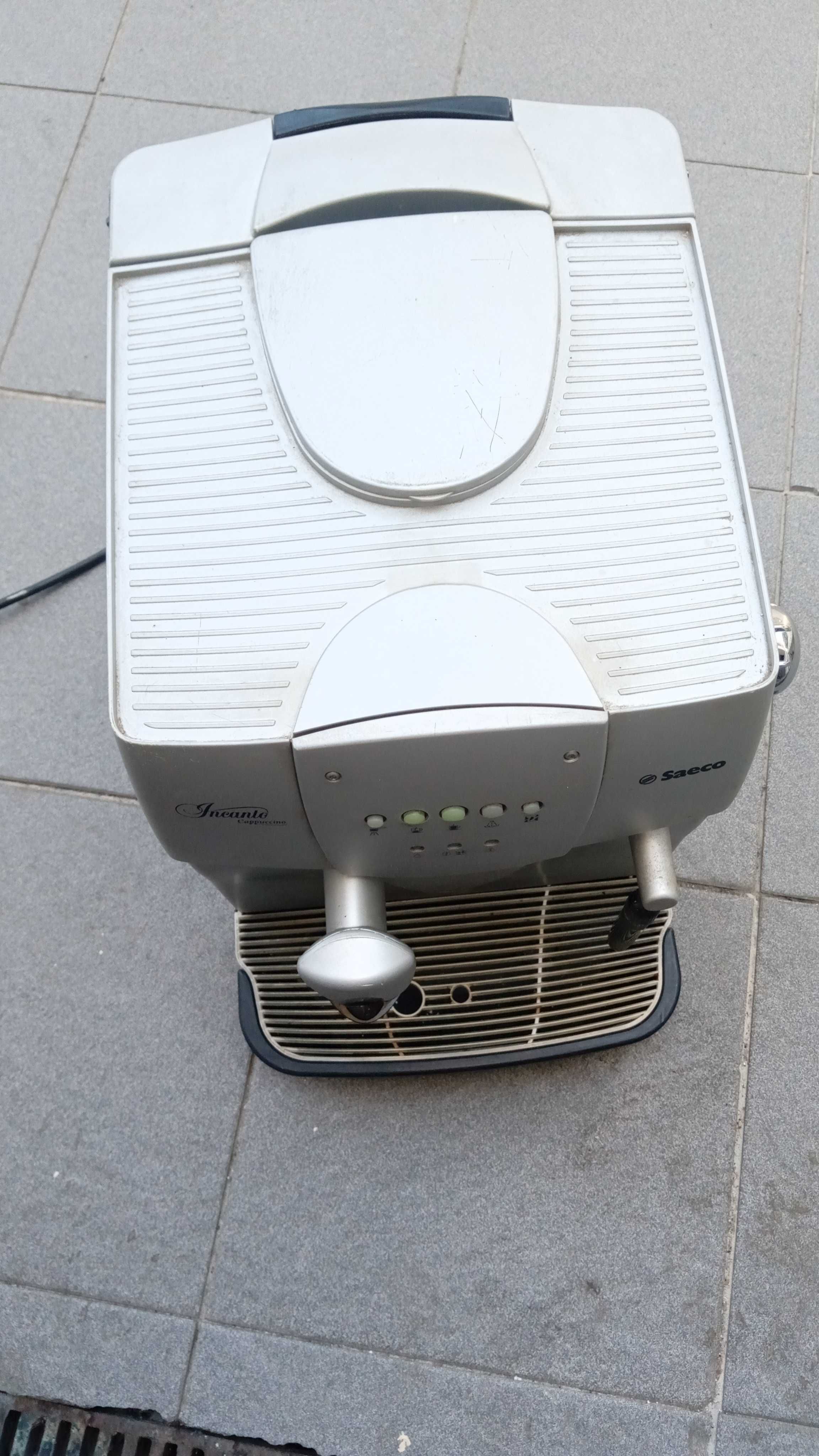 maquina café Saeco automática a funcionar em pleno