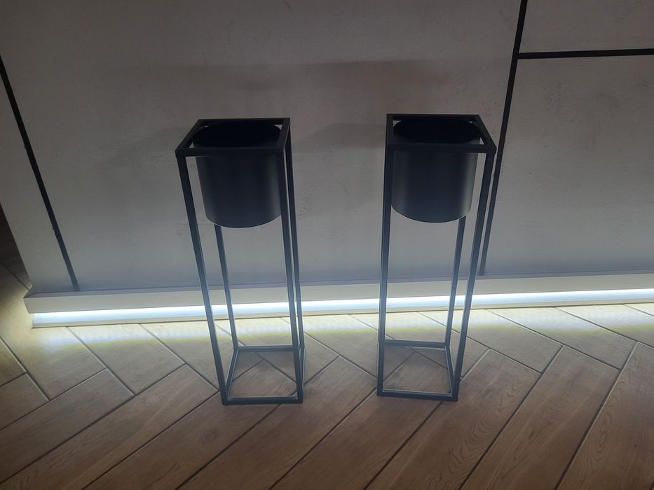 Doniczki czarne stojak kwietnik