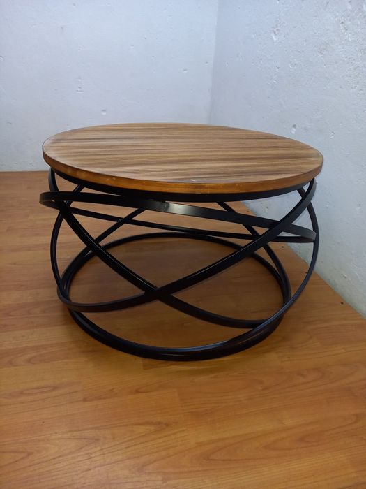 Stolik okrągły na metalowej ramie.