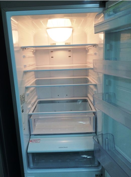 Lodówka Samsung RL41HCUS same polki i szuflady.