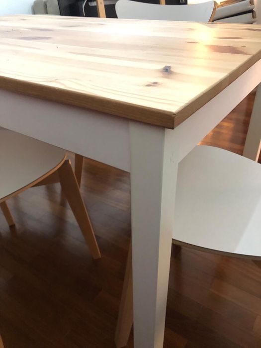 Mesa branco e madeira + 2 cadeiras