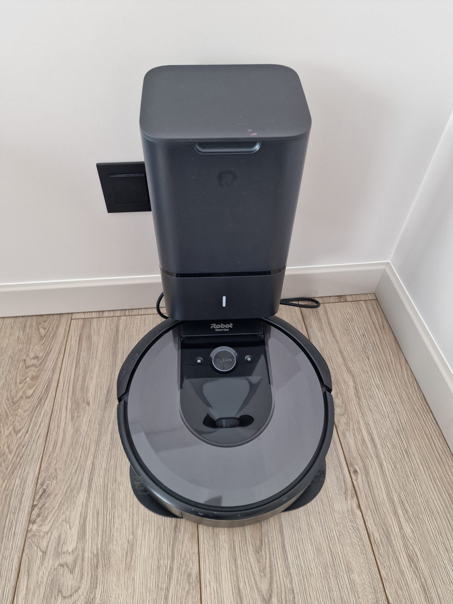 iRobot Roomba i7+ z bazą czyszczącą