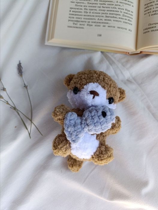 В'язана видра з рибкою