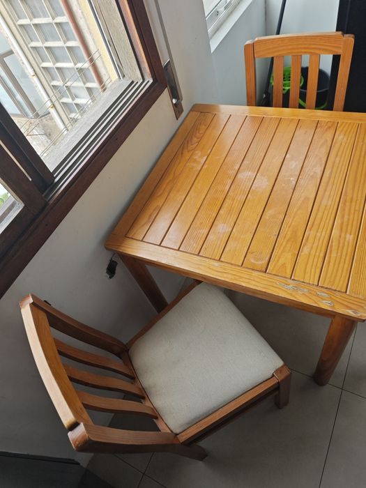Mesa de Madeira e cadeiras
