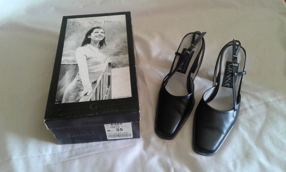 sapatos pretos com presilha atrás