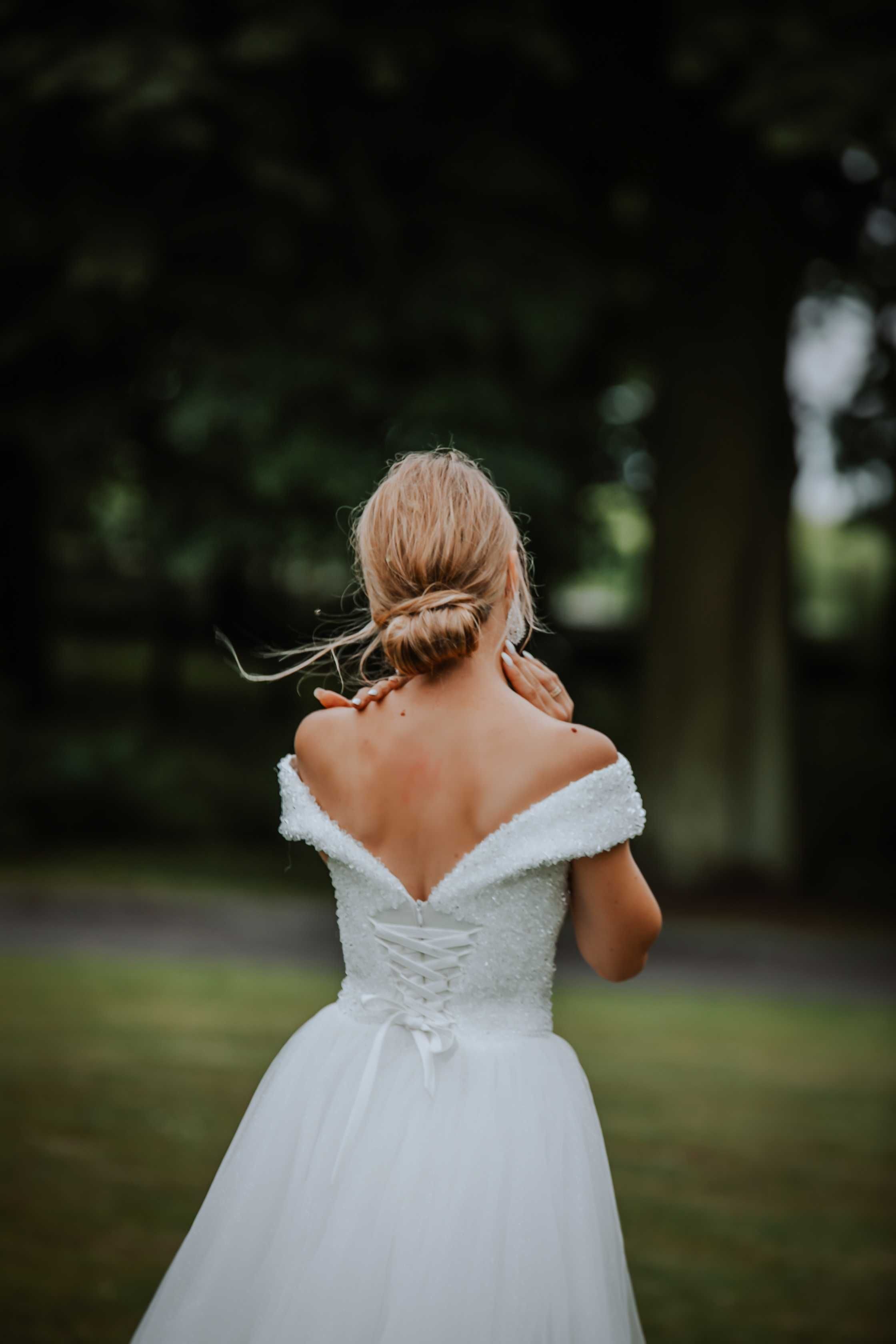 Suknia ślubna błyszcząca, brokatowa, kamyczki, opadające ramiączka