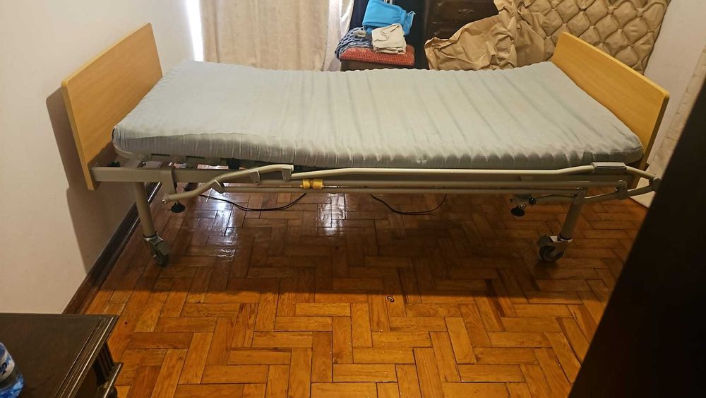 Cama eléctrica articulada com grades laterais.
