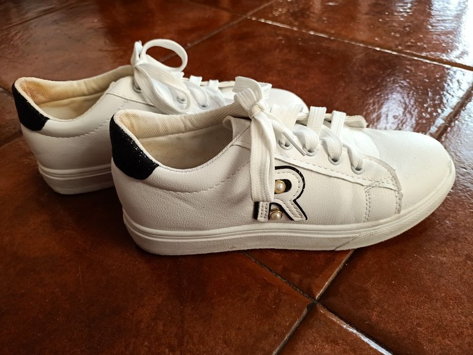 Sapatilhas brancas de mulher