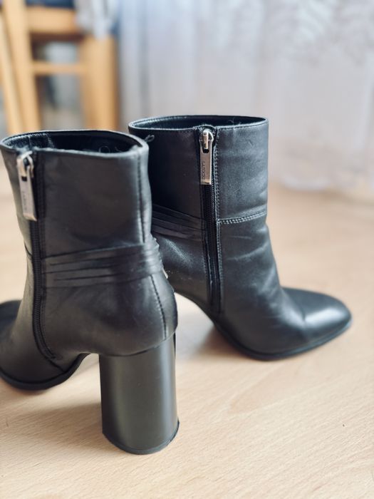 Czarne botki na słupku Lasocki