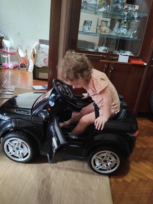 Продам детскую машину на аккумуляторе