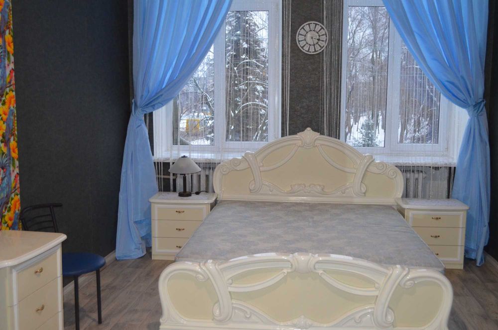 2/4 , 55 м.кв. возле парка Глобы , потолки 4,2м!