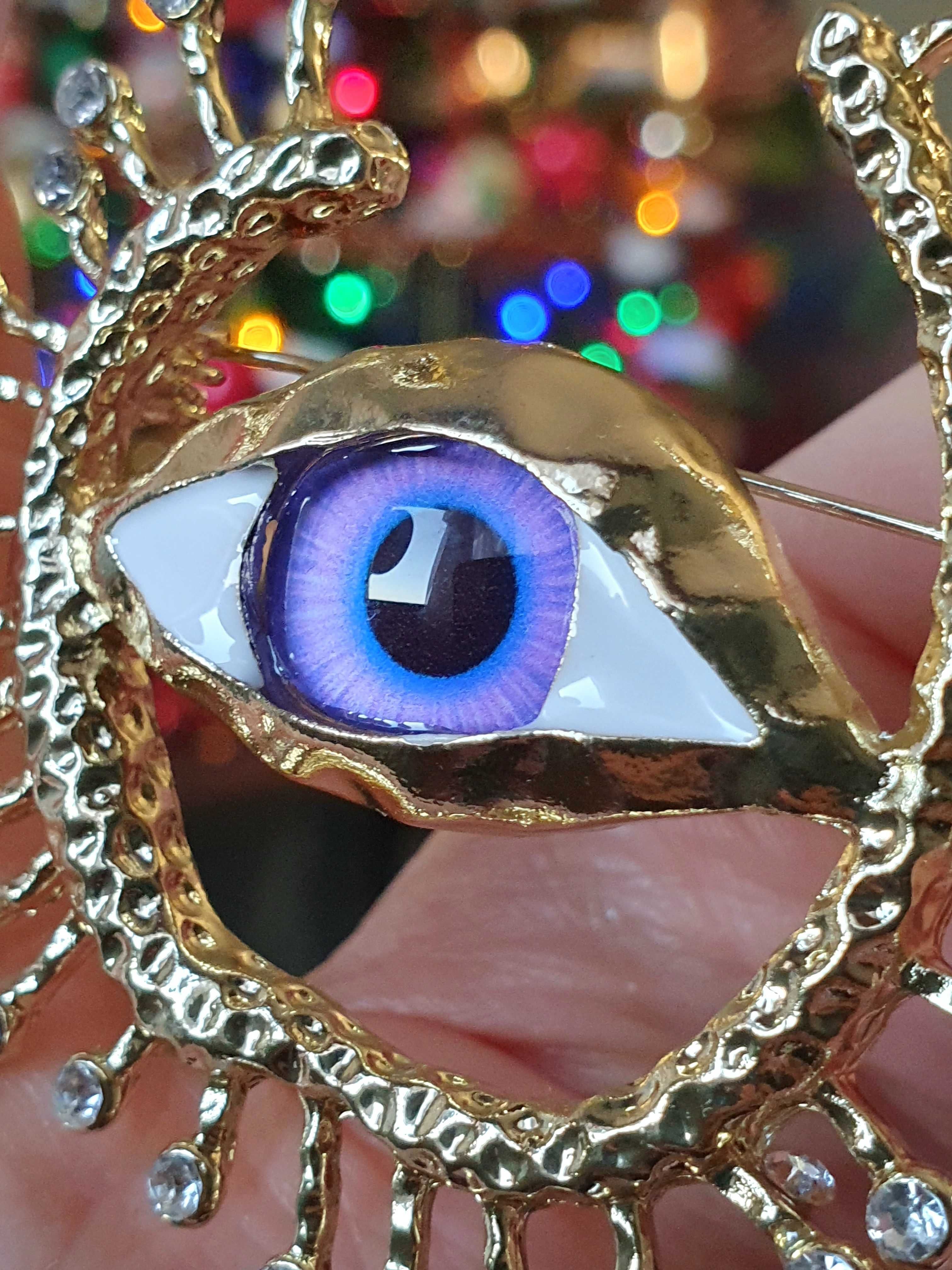Broche pregadeira alfinete surrealista olho roxo violeta lilás dourado