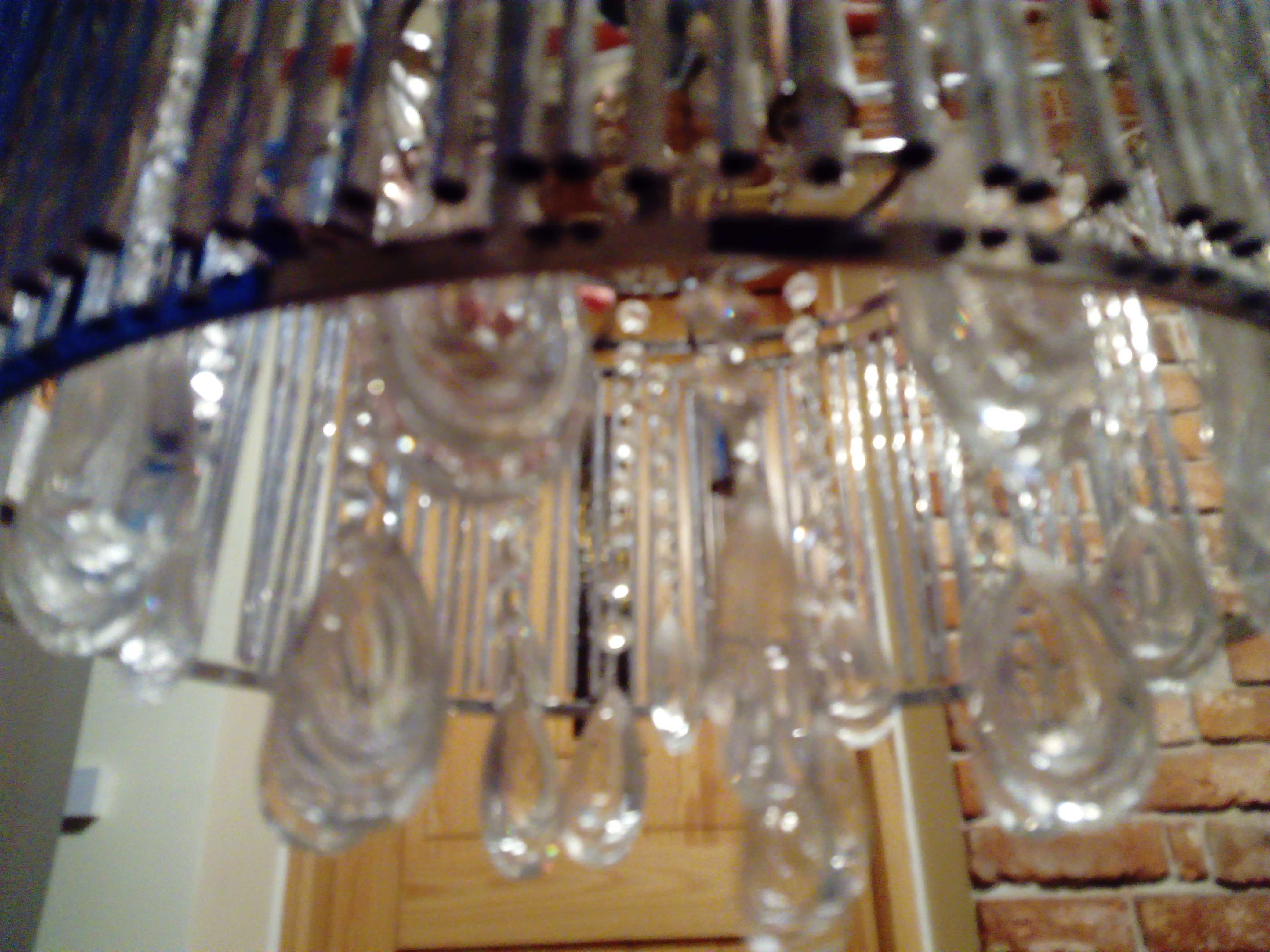 Lampa wisząca z kryształkami .