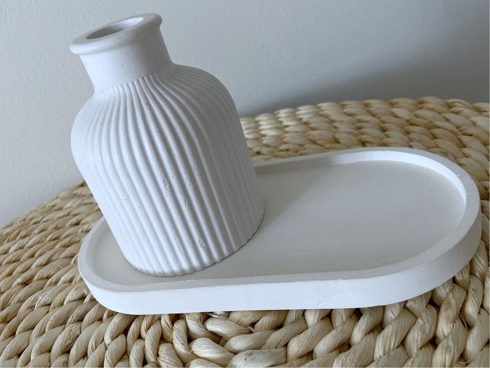 Zestaw Biały wazonik ceramiczny ozdobny i podstawka