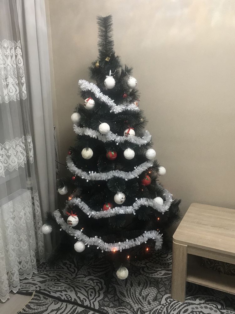 Штучна новорічна ялинка на підставці з іграшками