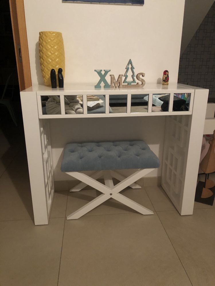 Mesa espelhada e puffs, biombo, consola e banqueta